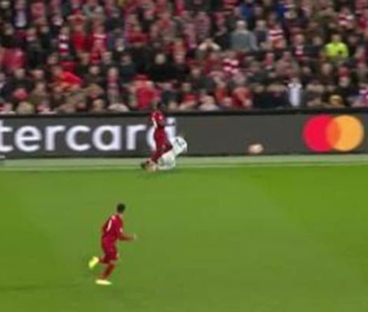 Người hâm mộ Liverpool la ó sao trẻ Bayern vì hành động kém fair-play