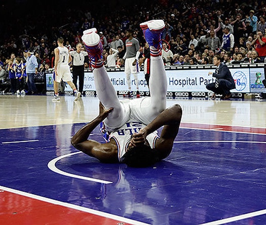 Sau những phát ngôn về vĩ đại và thần tượng, Joel Embiid đột nhiên bị đau nhức đầu gối