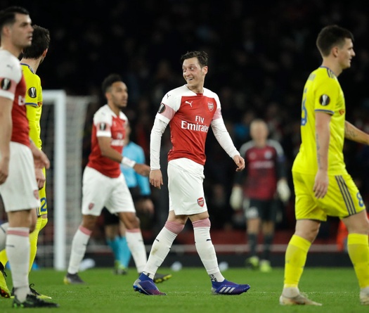 Emery tiết lộ những gì nói với Ozil trong phòng thay đồ sau khi Arsenal thắng BATE
