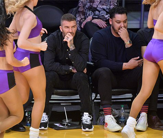 Cựu sao bóng đá David Beckham bị bắt gặp "soi mông" những cô gái Lakers Girls đầy hài hước