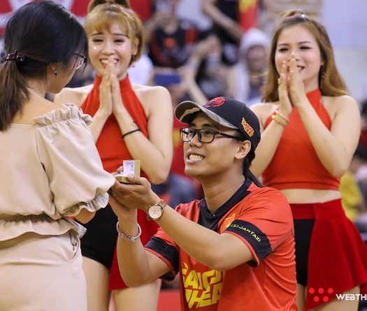 Người hâm mộ Saigon Heat vỡ oà với màn cầu hôn đầy cảm xúc của chàng MC Hoài Vũ