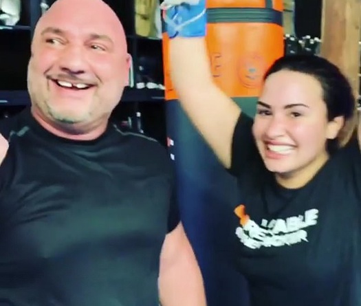Tập Boxing quá tay, Demi Lovato đấm bay răng HLV của mình