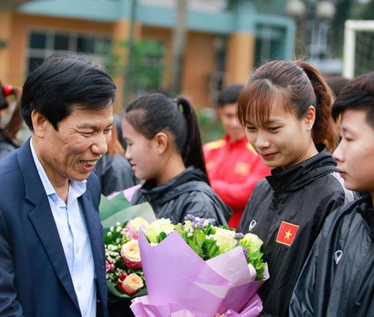 ĐT nữ Việt Nam được Bộ trưởng thăm và chúc mừng ngày 8/3