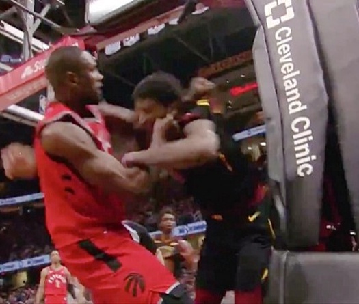 ĐÁNH NHAU: Serge Ibaka bóp cổ rồi đấm tới tấp cầu thủ trẻ Cavaliers