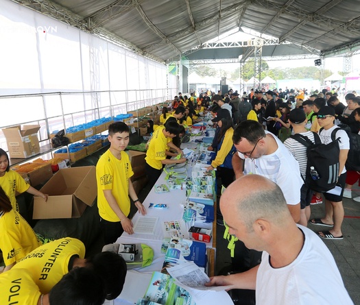 Hàng ngàn runner "đổ bộ" về Quảng trường Lâm Viên nhận bib thi đấu tại DLUT 2019