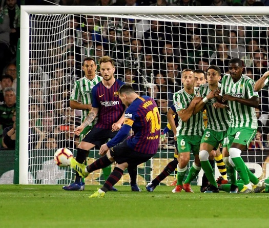 Thống kê chứng minh Messi sút phạt hay hơn cả Ronaldo và Ronaldinho