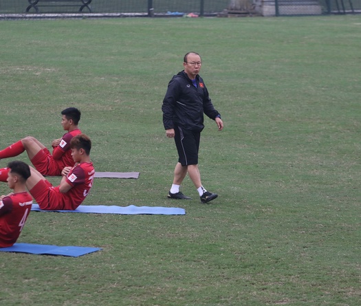 Chùm ảnh: Thầy Park "cáu tiết" khi xuất hiện "vật thể lạ" trong buổi tập của U23 Việt Nam