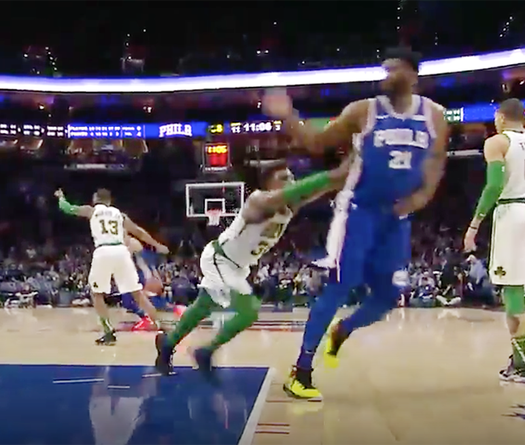 Căng thẳng leo thang ở cặp đấu Celtics - 76ers khi Marcus Smart đẩy ngã Joel Embiid trước khi bị truất quyền thi đấu