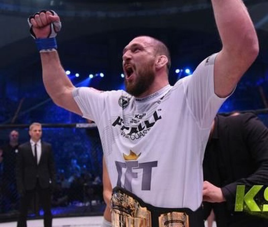 MMA Ba Lan: Dở khóc dở cười võ sĩ "lộ mông" trước mặt hàng chục ngàn khán giả