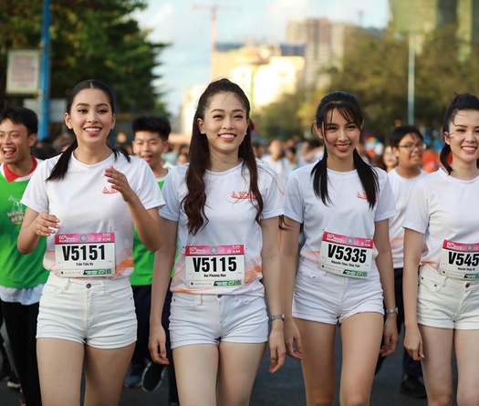 Lạ lẫm Hoa hậu Tiểu Vy chạy bộ cùng VĐV Tiền Phong Marathon 2019