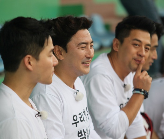 Siêu sao điện ảnh và cựu danh thủ Hàn Quốc “tiếp lửa” giúp U23 Việt Nam đánh bại người Thái