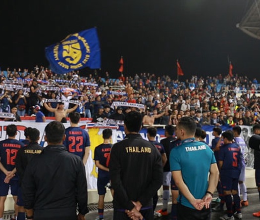 Cổ động viên Thái Lan hô vang "Việt Nam" sau trận U23 Việt Nam - U23 Thái Lan