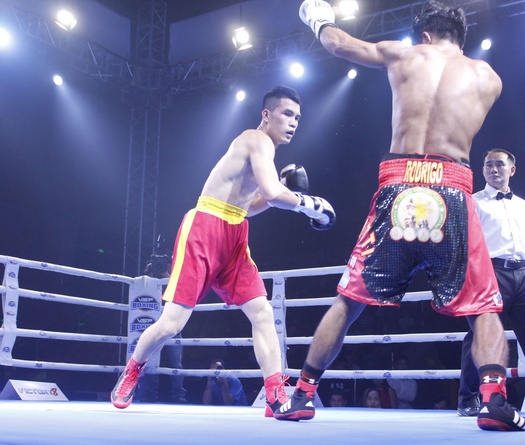 Võ sĩ Việt đại thắng trên võ đài chuyên nghiệp tại Victory 8