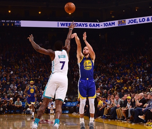 Bếp trưởng Stephen Curry "làm lẩu" cả Hornets bất chấp DeMarcus Cousins bị đuổi
