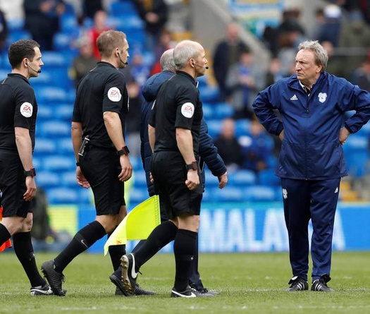 HLV Warnock: Vợ tôi ủng hộ tôi đấm vào mặt trọng tài