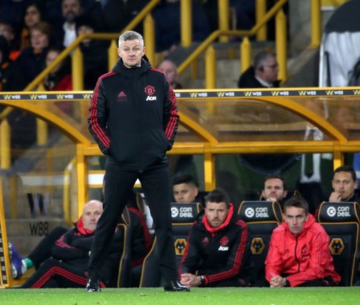 CĐV MU nổi giận với 2 cầu thủ cười đùa khi đội nhà thua Wolves