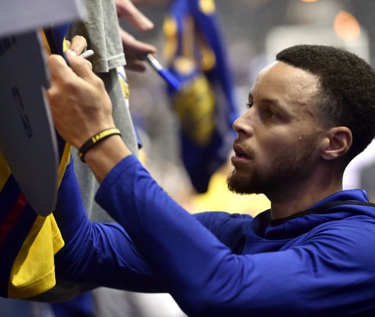 Bị bệnh mà không đeo kính nên trước giờ Curry luôn chỉ thấy rổ mờ mờ khi ném 3 điểm