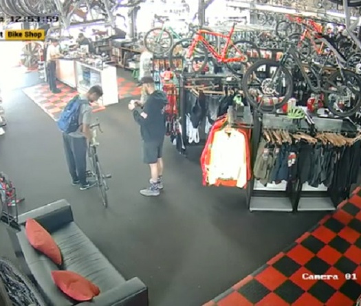 Tên cướp đóng vai khách hàng "sộp" lừa đạp thử xe xịn rồi... vọt lẹ