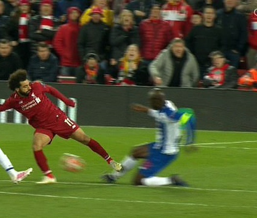 Cựu trọng tài nói gì về tình huống thoát thẻ đỏ của Salah khi Liverpool hạ Porto?