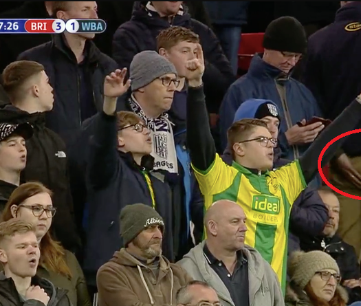 Hy hữu: CĐV “đùn” ngay trên khán đài khi trận đấu được truyền hình trực tiếp