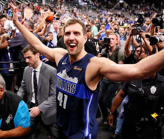 Hãy nhìn vào món quà cuối cùng ông Popovich tặng cho Dirk Nowitzki: Đẳng cấp của "bố Pop" là phải khác