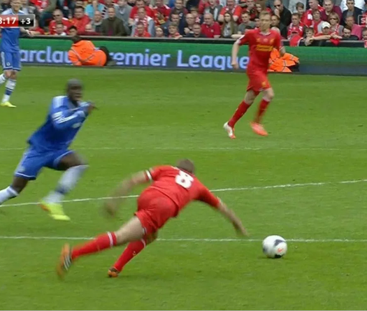 Demba Ba nói gì về cú trượt chân lịch sử của Gerrard vào năm 2014?