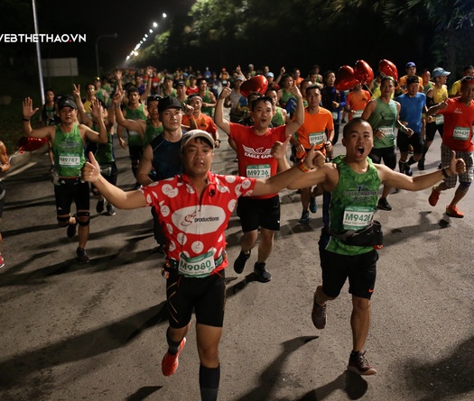 Chùm ảnh: Hàng ngàn runner sải chân "khai tiệc" Ecopark Marathon 2019