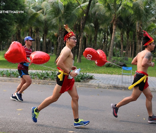 Độc đáo dàn "Lạc Tướng Lạc Hầu" tại Ecopark Marathon 2019