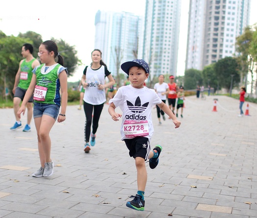 Những khoảnh khắc siêu đáng yêu của các runner nhí tại Ecopark Marathon 2019