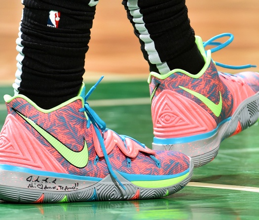 Avengers xâm chiếm NBA, Kyrie diện hàng độc và những mẫu giày đẹp nhất ngày mở màn Playoffs NBA