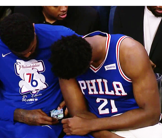 Bấm điện thoại ngay trong lúc đấu Playoffs, trung phong Philadelphia 76ers dính án phạt từ NBA