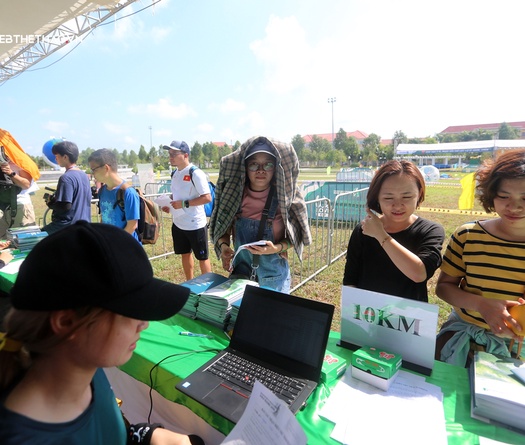 Hàng ngàn runner bất chấp cái nắng 37 độ C đi nhận bib Mekong Delta Marathon 2019