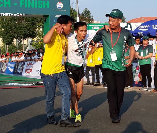 Cú rút đích ‘ngã quỵ’ của nhà vô địch 42km Mekong Delta Marathon 2019
