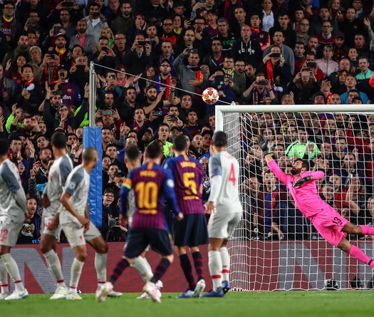 Cú đá phạt của Messi vào lưới Liverpool xem còn phê hơn qua góc nhìn trên khán đài