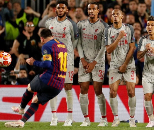 Messi đã di chuyển điểm đá phạt trực tiếp trong trận Barca vs Liverpool thế nào?