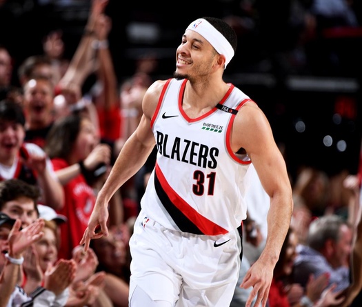 Trong khi Curry anh úp rổ "phá game" thì Curry em lại tỏa sáng tưng bừng