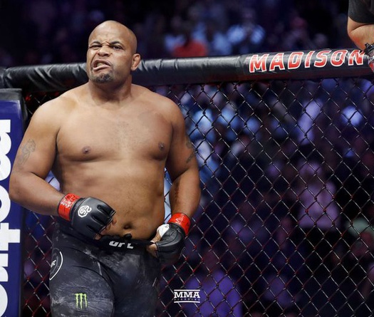 Daniel Cormier tiết lộ việc phẫu thuật cột sống hồi cuối năm ngoái