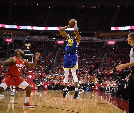 Vắng Durant, lão tướng Andre Iguodala bật chế độ 2013 giúp Warriors làm nên kỳ tích