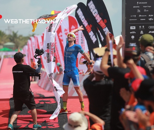 Khoảnh khắc ăn mừng cực chất của tân vương IRONMAN 70.3 vô địch châu Á Thái Bình Dương Vietnam 2019