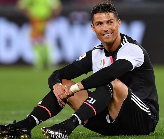 Ronaldo tái hiện kỹ năng rê dắt bóng kinh ngạc khi vượt qua 4 cầu thủ Roma