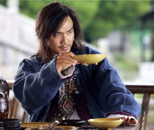 Rượu thuốc của dân võ: Từ “thánh thủy” đến độc dược