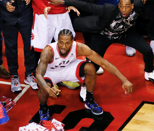 Bức ảnh huyền thoại của Kawhi Leonard ngồi chờ bóng vào rổ đã được một fan cuồng Raptors xăm cực nét lên chân