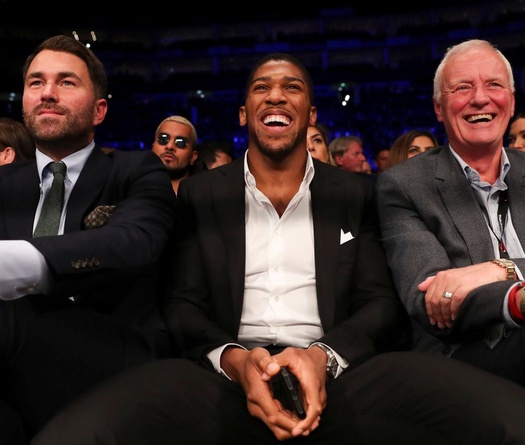 Tyson Fury: "Joshua tốt hơn là đừng nên bám váy lão Hearn nữa!"