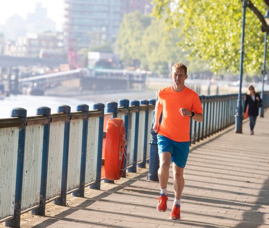 Chạy marathon mỗi sáng trước khi đi làm, ông bố hai con muốn lập kỷ lục siêu khó