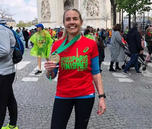 Nữ vận động viên hoàn thành 21km dưới 2 giờ dù gãy chân, vỡ mắt cá