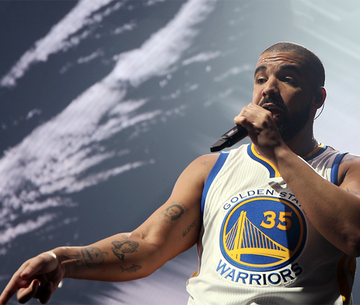 Có gì đó sai sai khi Drake là fan cuồng Raptors nhưng lại có hình xăm Stephen Curry và Kevin Durant