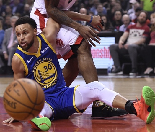 Ném 3 khủng như Stephen Curry: Dù thua Game 1 nhưng vẫn lập kỷ lục NBA