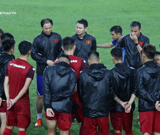 Chùm ảnh: U23 Việt Nam đội mưa "luyện công" ngay ngày đầu tập trung