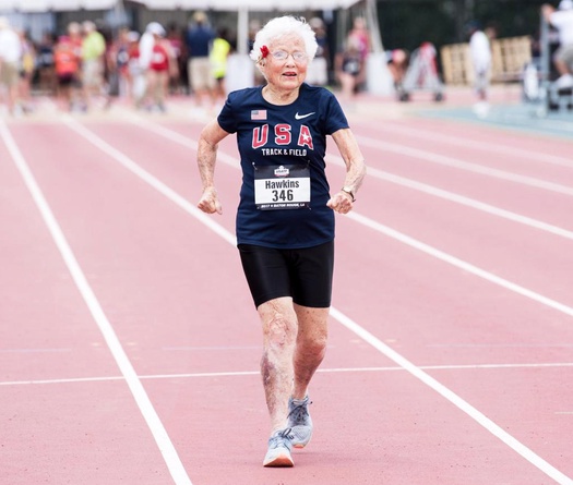 Cụ bà 100 tuổi mới tập chạy, lập hàng loạt kỷ lục khi đã 103 tuổi