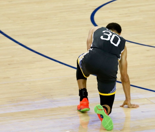 Thấy Klay và Durant chấn thương, Curry đấm vào tường vì thất vọng bản thân